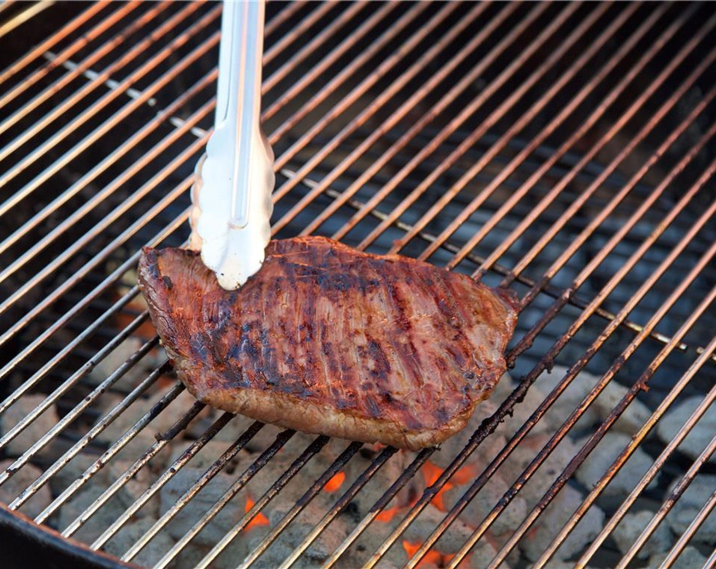 Schritt 6 Das Fleisch auf die heisseste Seite des Grills legen und auf jeder Seite 2 Minuten garen.