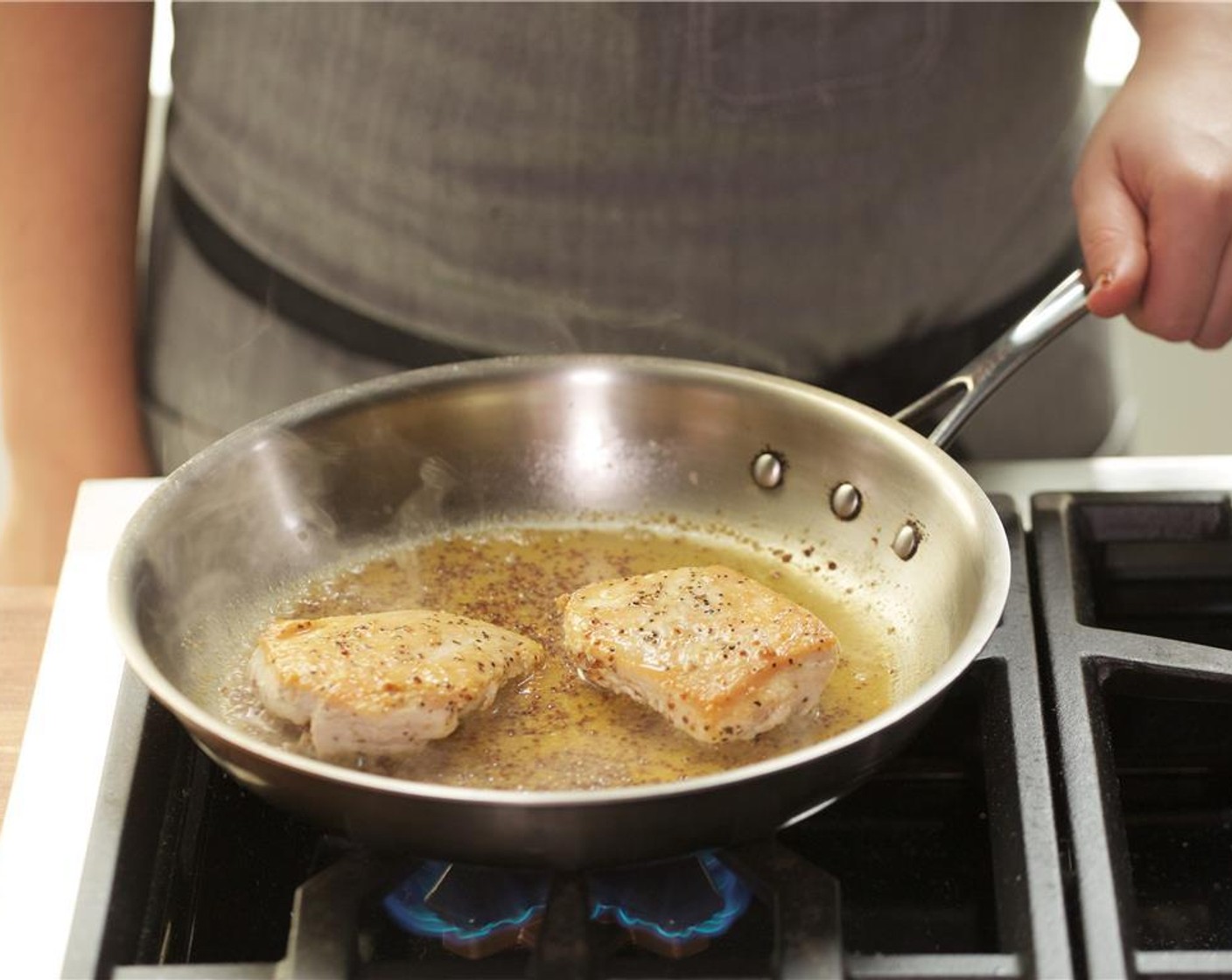 Schritt 17 Das Hähnchen wieder in die Pfanne geben und gleichmässig mit der Sauce bestreichen.