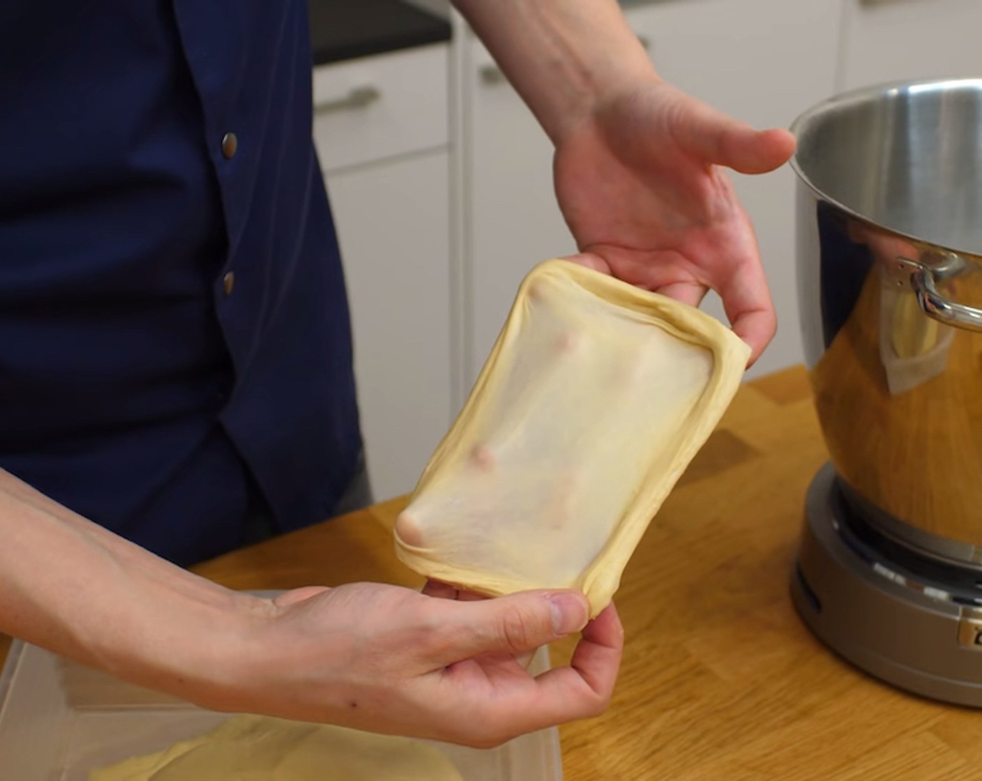 Schritt 5 Mit der “Fensterprobe” den Teig prüfen. Wenn der Teig noch klebrig ist und reisst, weiter kneten bis er die Fensterprobe besteht.