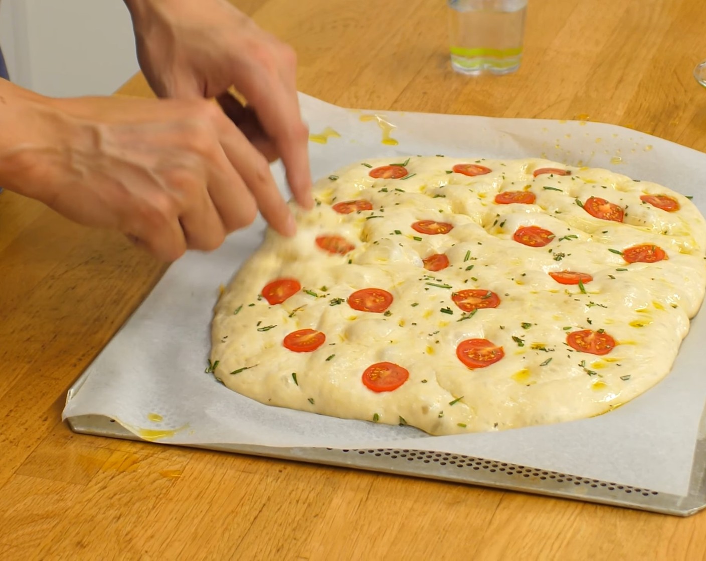 Schritt 13 Nach der Gärzeit den Teig nochmals mit beölten Fingern überall etwas eindrücken, um die typische Form zu bekommen und die Focaccia leicht mit Fleur de Sel (wenig) bestreuen.