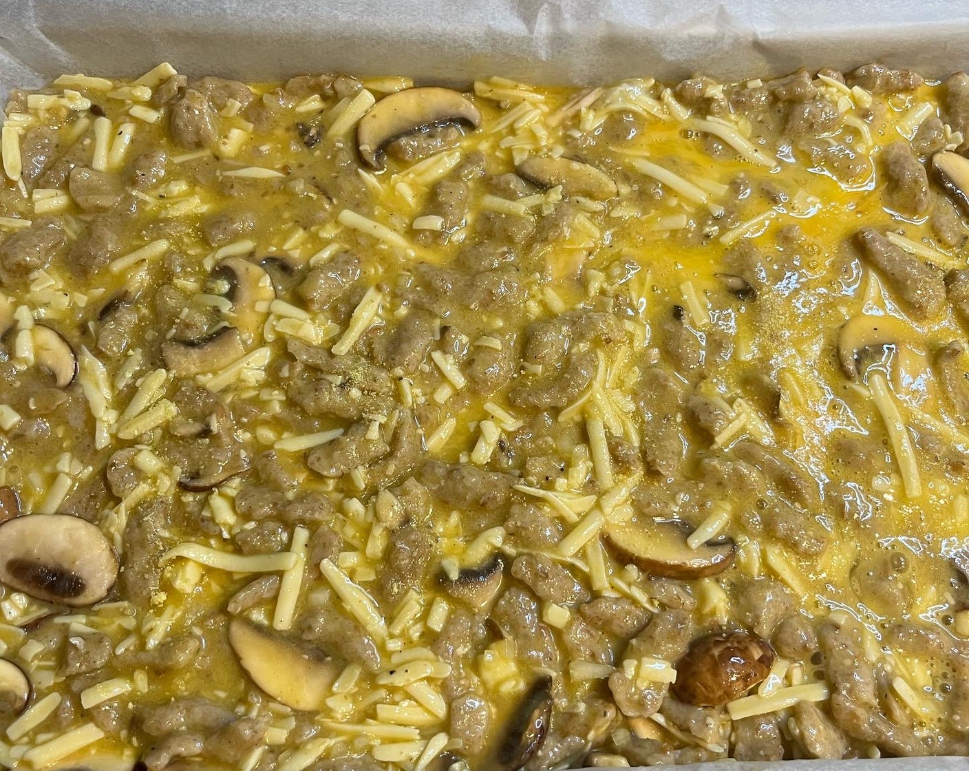 Schritt 3 Die Masse auf ein mit Backpapier belegtes Backblech streichen und für 15 Minuten bei 180 °C mit Umluft backen.