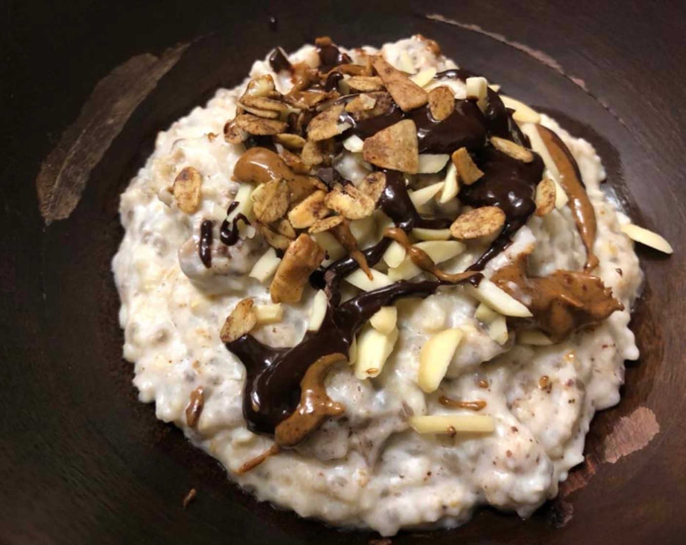 Glutenfreies Schokoladen-Mandel-Granola ohne Zucker