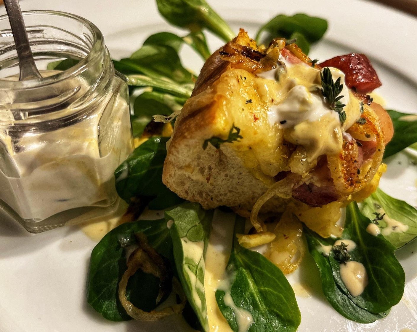 Schritt 7 Kräuter (nach Bedarf) feinhacken, über die Baguettes verteilen und zusammen mit der Sauce servieren.