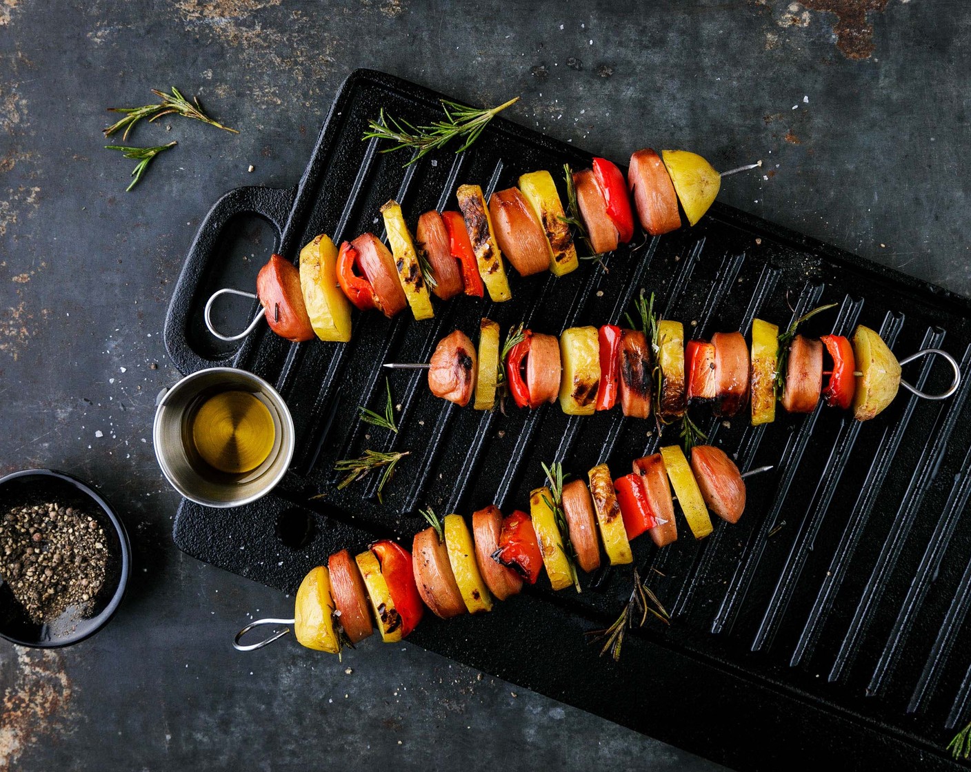 Schritt 3 Die Spiesse auf dem heissen Grill rundum knusprig grillieren oder in der Bratpfanne goldbraun braten.