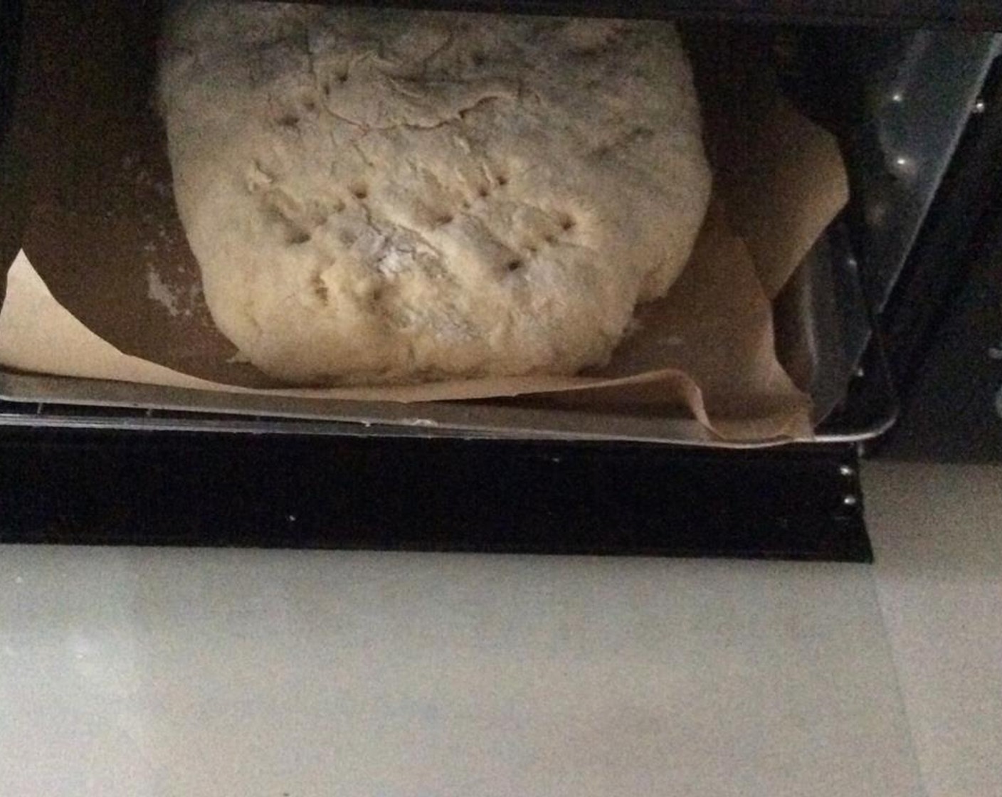 Schritt 10 Etwas mehr Mehl darüber streuen und im Ofen bei 210 °C etwa 50 Minuten backen.