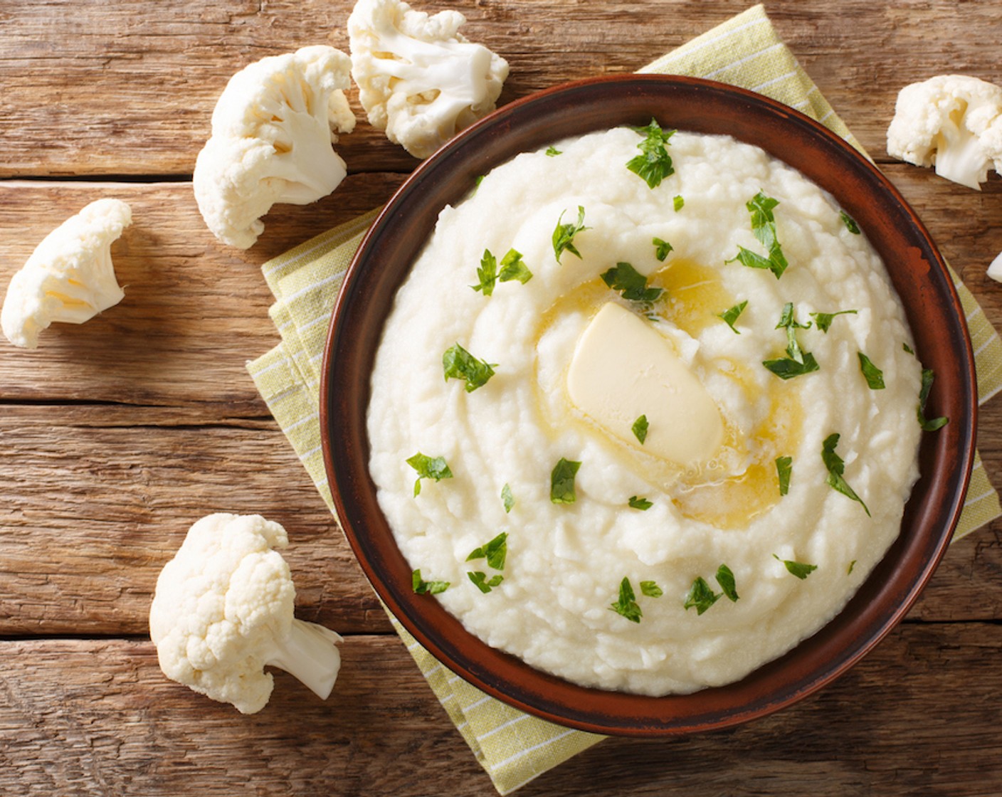 Schritt 5 Zum Schluss die gedämpften Kartoffeln und den Blumenkohl in eine Schüssel geben. Mit dem Kartoffelstampfer zerdrücken, Schnittluach, Knoblauch, Buttermilch (3 1/3 Esslöffel), Butter (1 EL), Käse (25 g) untermischen. Mit Salz (wenig) und Pfeffer (wenig) abschmecken und servieren.