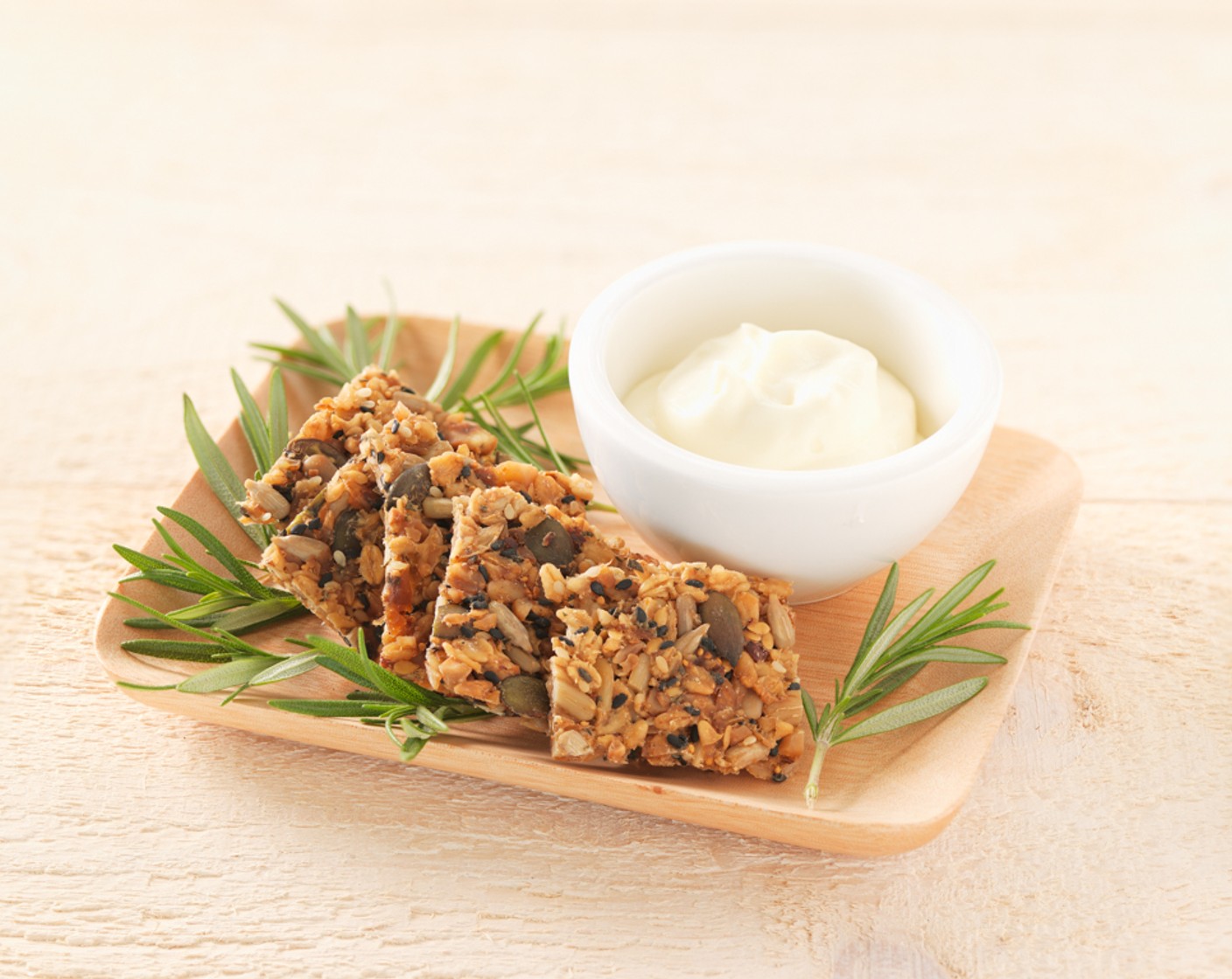 Schritt 8 Dip: In einer kleinen Schüssel den Frischkäse (125 g), Honig (1 1/2 Esslöffel) und das Salz (1/2 TL) mischen. Danach das fertig gebackene Knäckebrot mit dem Dip servieren.