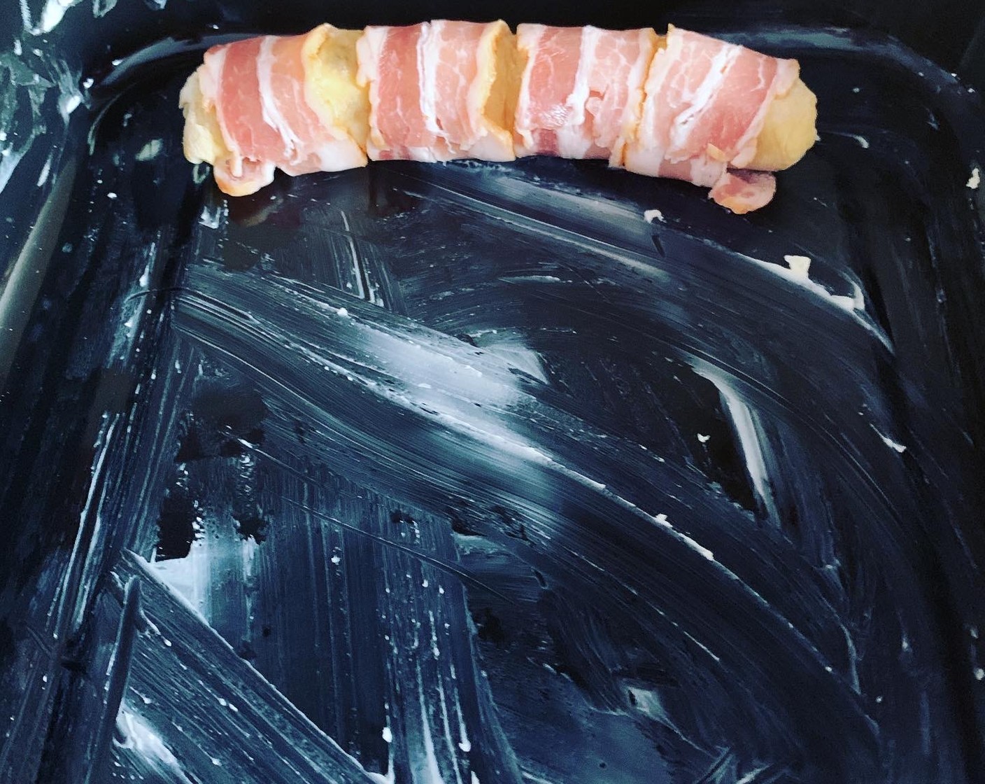 Schritt 8 Die Speck-Röllchen in die eingefettete Auflaufform geben. Mit den übrigen Teig-Stücken genauso fortfahren, bis alle Zutaten aufgebraucht wurden.