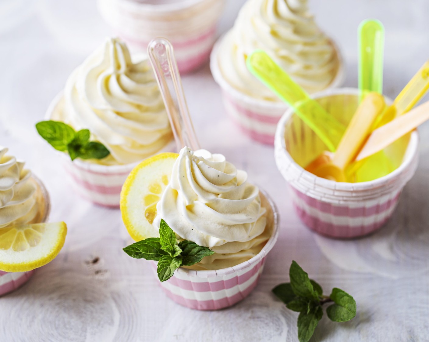 Schritt 2 Servieren: Beim Plastikbeutel eine kleine Ecke wegschneiden und in vorgekühlte Förmchen, Gläser oder Tassen füllen. Mit Zitrone (1/2) und Pfefferminzblättchen (wenig) garnieren, sofort servieren.