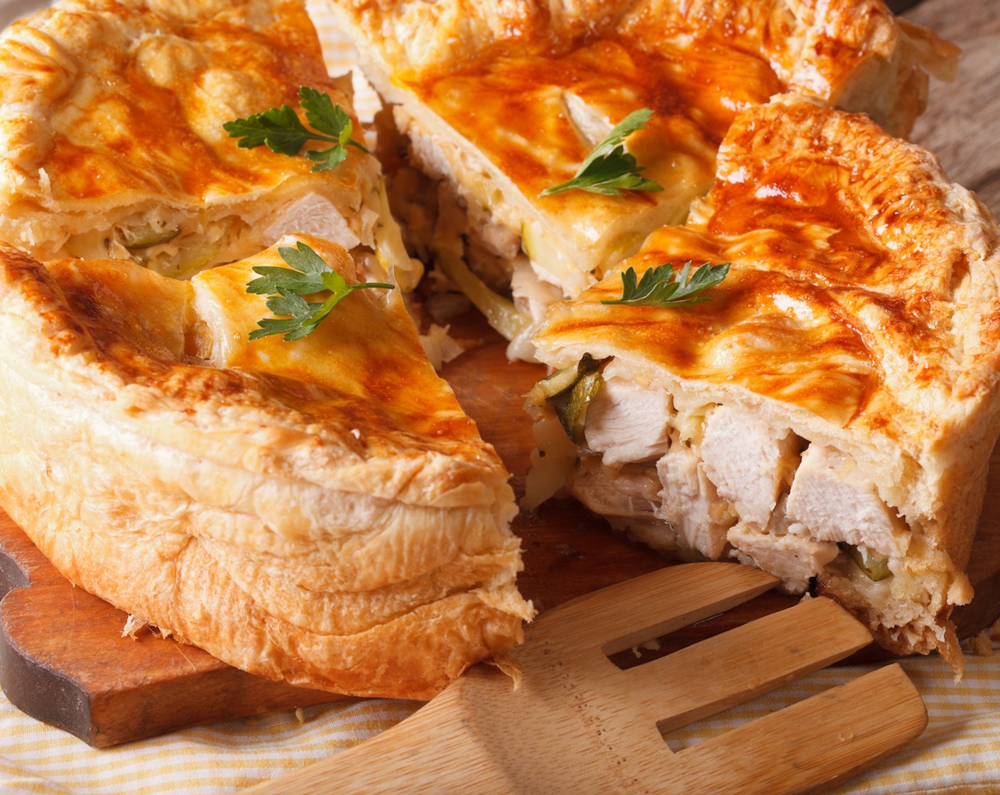 Schritt 5 Bei 200 °C mit Ober-/Unterhitze für ca. 30 Minuten backen, bis die Tourte schön aufgegangen ist und goldgelb im Backofen vor sich hin duftet.