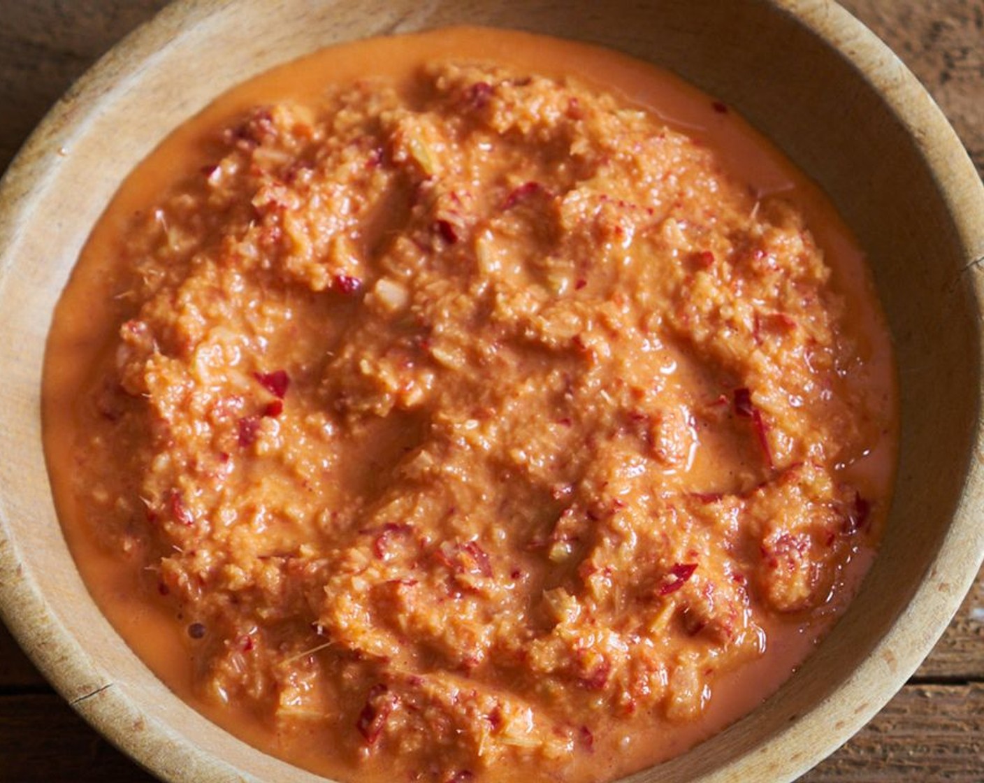 Schritt 7 Chilis, Zitronengras, Ingwer, Knoblauch (3 Zehen), Zucker (1 EL), Sesamöl (1 TL), Öl (4 Esslöffel) und Reisessig (3 Esslöffel) in einen Mixer oder eine Küchenmaschine geben und glatt pürieren.