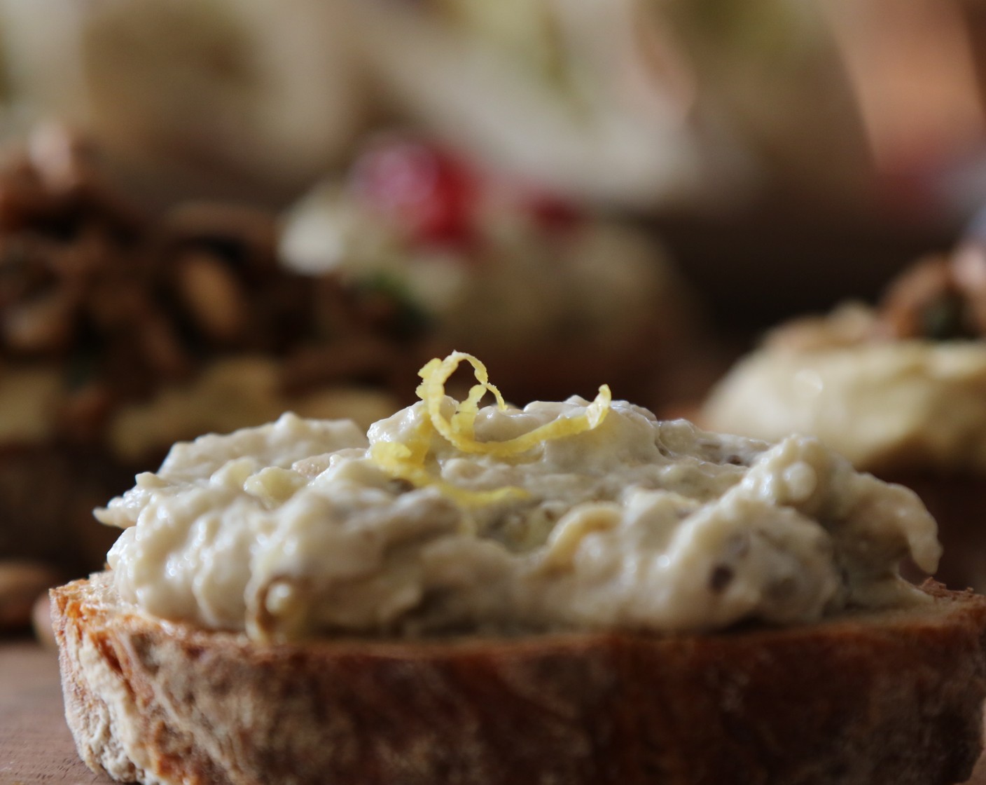 Schritt 10 Aubergine-Joghurt-Zitronen Paste: Die abgetropfte Aubergine in eine Schale geben und mit einer Gabel zerdrücken. Als nächstes Joghurt (nach Bedarf), Zitronensaft und -abrieb (1/2) unterrühren. Das Ganze mit Sumach (wenig) und Salz (wenig) abschmecken und mit Zitronenabrieb anrichten.