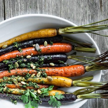 Geröstete Karotten mit Karottengrün-Pesto und Kürbiskernen 