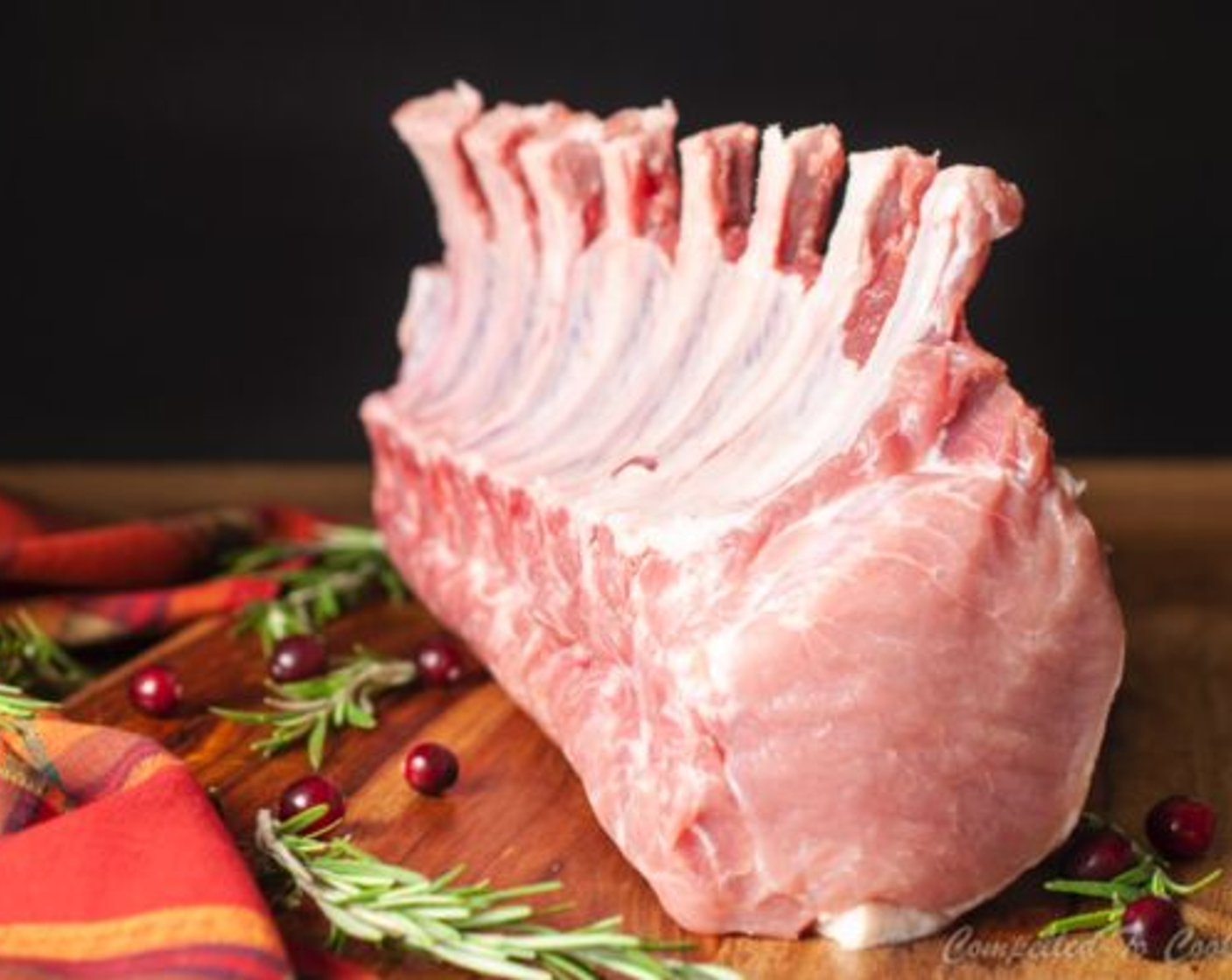 Schritt 2 Schweinekotelett am Stück (2.3 kg) mit einem Papiertuch trockentupfen und von allen Seiten grosszügig mit Salz und Pfeffer würzen.