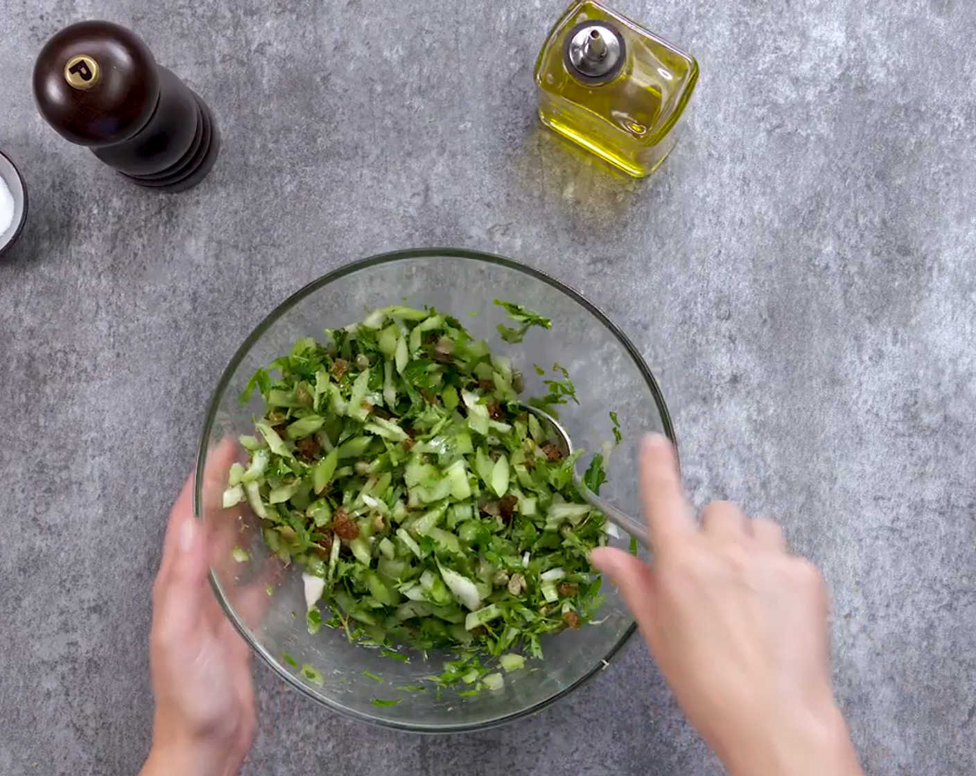 Schritt 7 Sellerie (500 g) längs halbieren, schräg in kleine Stücke schneiden und in eine Schüssel geben. Kapern (2 Esslöffel), Weinbeeren (2 Esslöffel) und Petersilie (1/2 Bd.) grob hacken. Mit Stangensellerie mischen. Limettenschale (1) dazureiben. Limette auspressen, Saft dazugeben. Restliches Öl beigeben. Alles mischen und mit Salz (wenig) und Pfeffer (wenig) abschmecken.