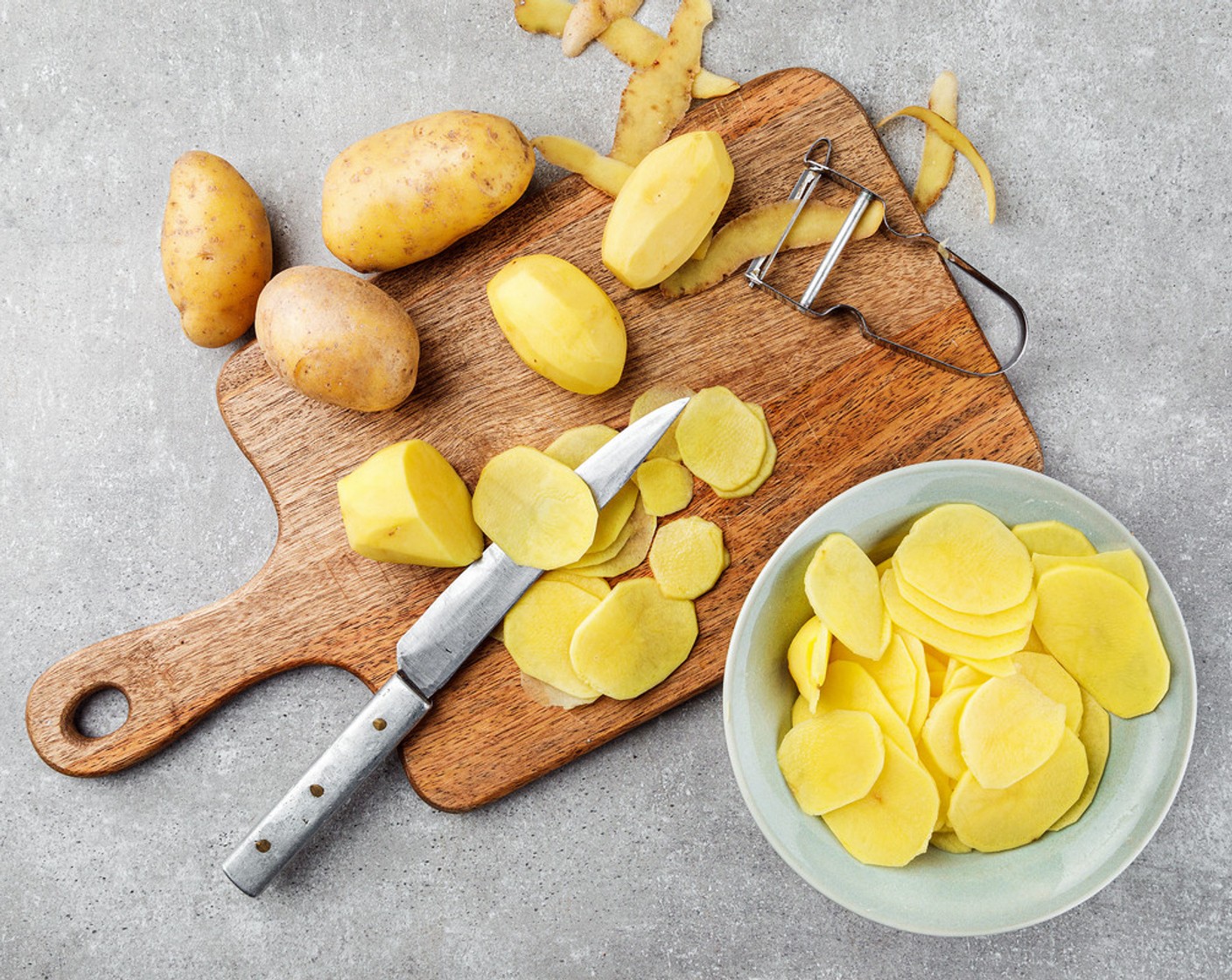 Schritt 1 Die Kartoffeln (800 g) schälen und in ca. 3 mm dicke Scheiben hobeln oder schneiden.