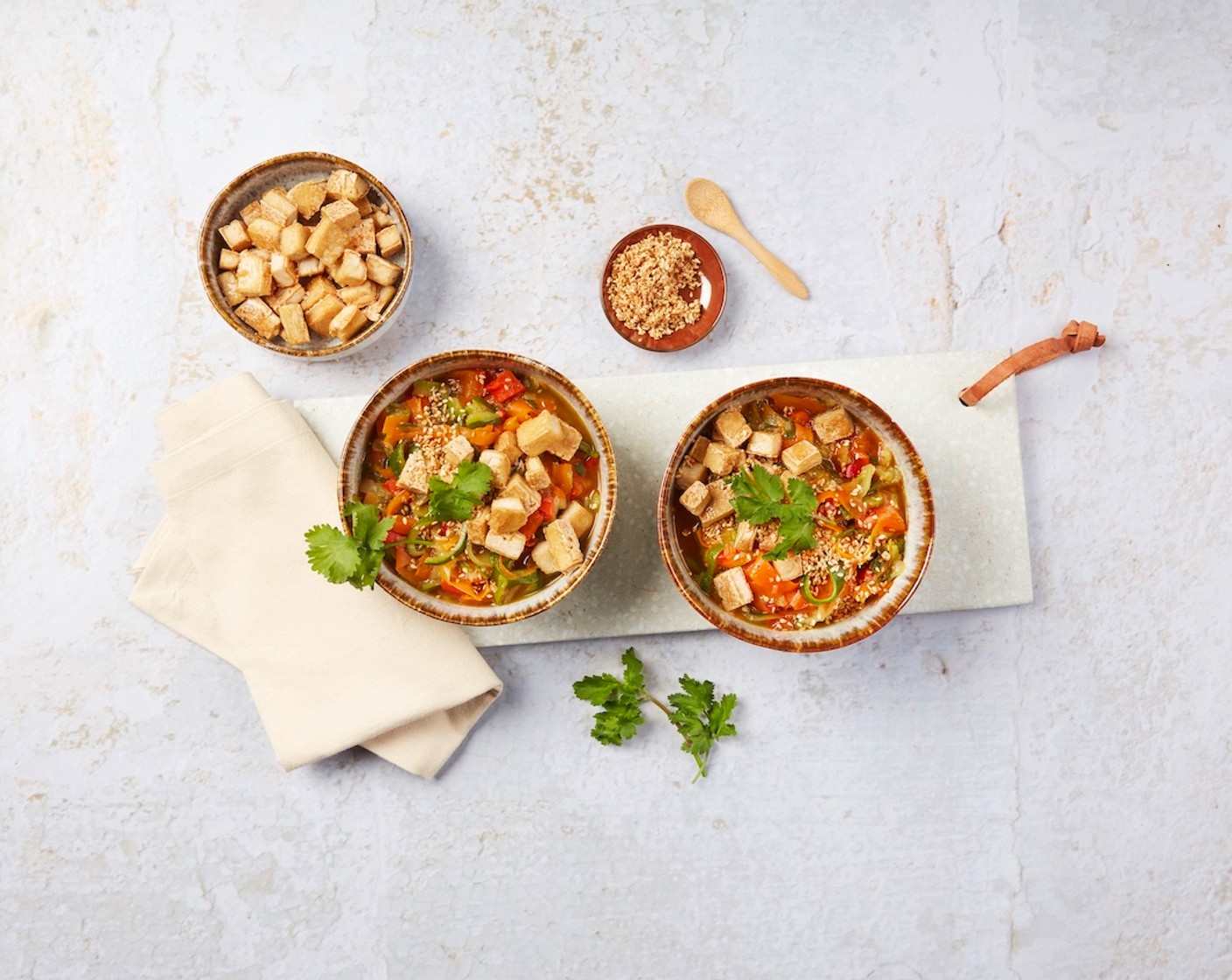 Schritt 7 Zum Schluss die Zucchini-Bowl mit dem Tofu toppen, mit Sesam bestreuen, den Koriander, frisch (4 Zweige) darüber zupfen und servieren.