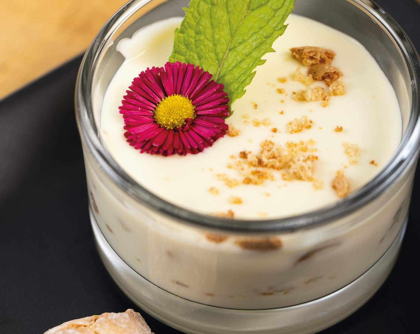 Schritt 4 Die Crème und die zerbröckelten Biskuits schichtweise in ein Glas füllen und mindestens 2 Stunden im Kühlschrank ziehen lassen.