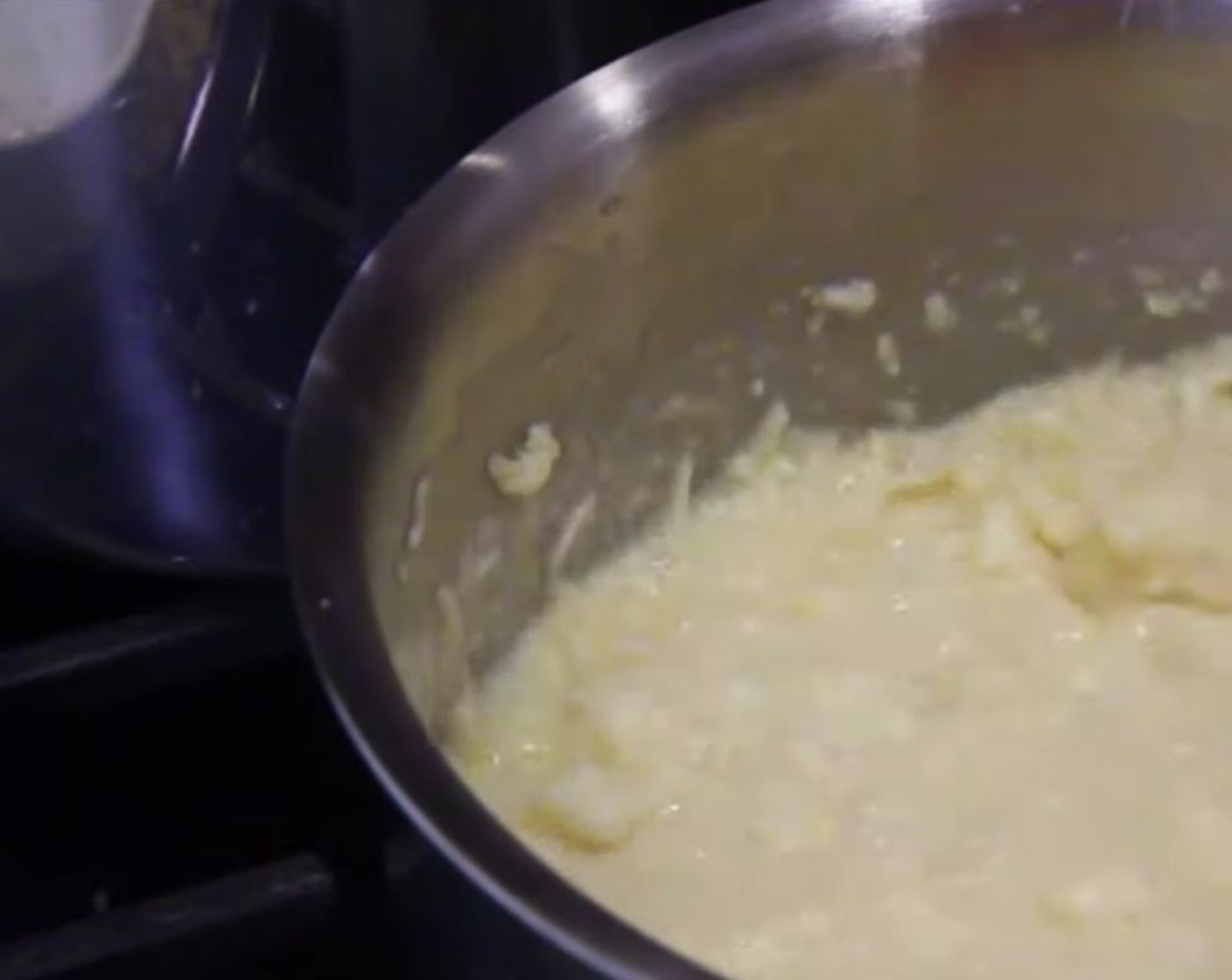 Schritt 3 Geraspelten Parmesan (100 g) hineingeben und umrühren, bis er geschmolzen ist. Vom Herd nehmen und beiseitestellen.