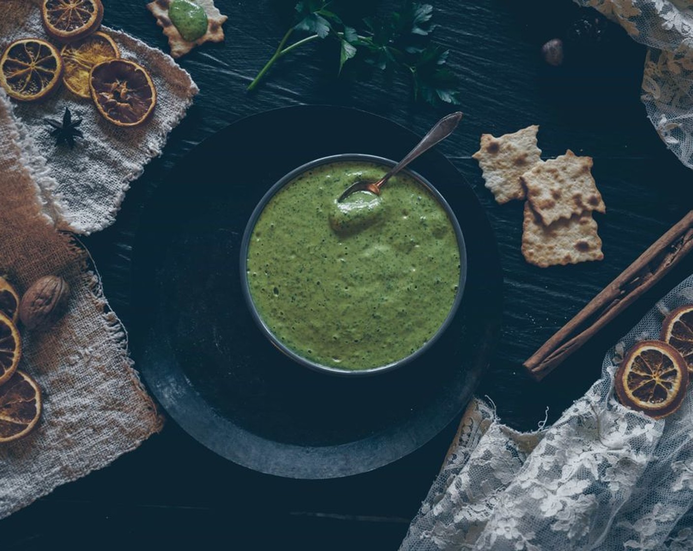 Grüner Tahini-Dip mit Koriander