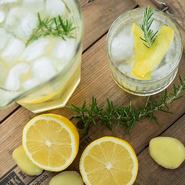 Erfrischende Zitronen-Ingwer-Limonade mit Rosmarin Rezept | V-Kitchen