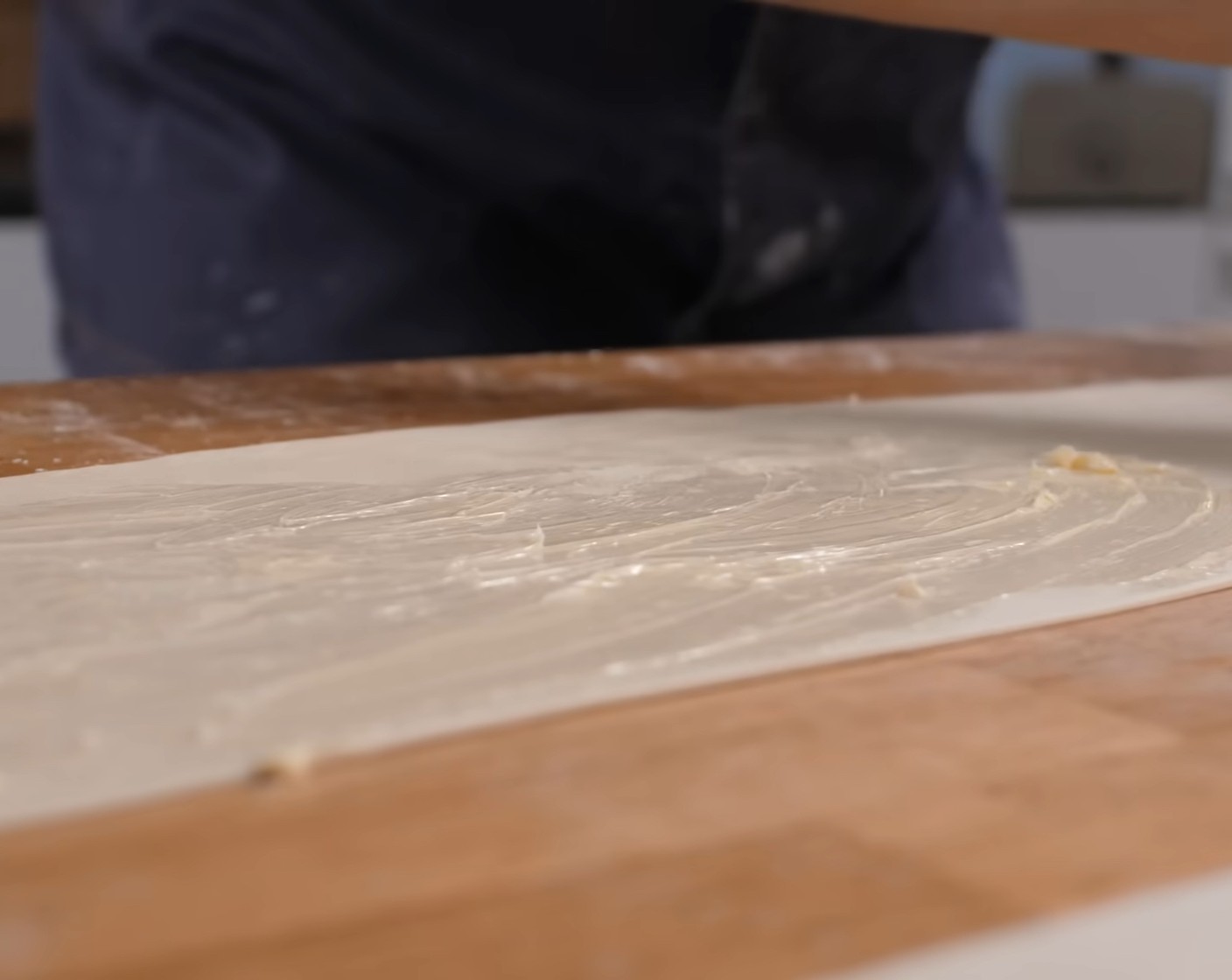 Schritt 9 Beide Teigstreifen gleichmässig mit weicher Butter (150 g) einstreichen.