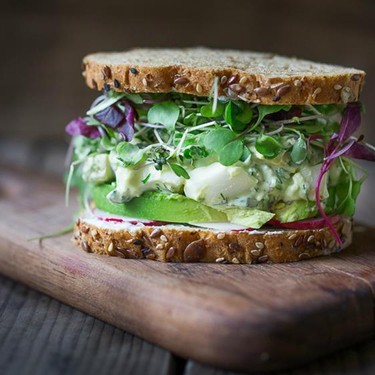 Grüner Goddess-Eiersalat mit Avocado auf Sandwiches oder Bruschetta Rezept | V-Kitchen