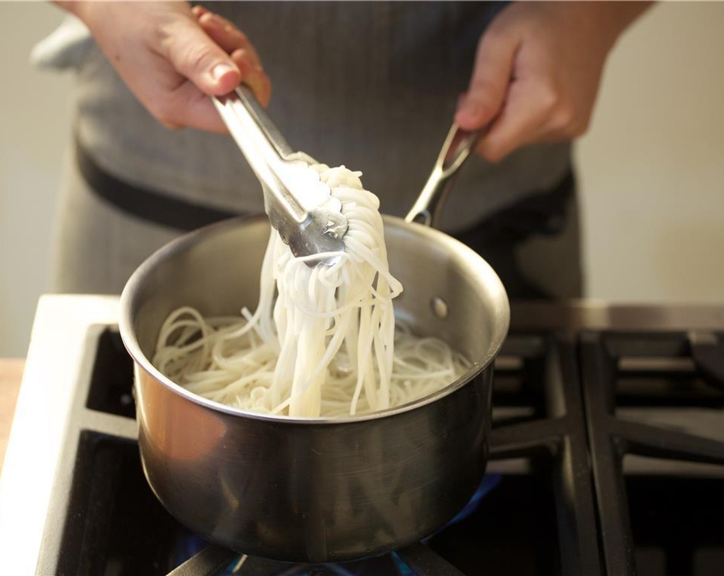 Schritt 4 8 Tassen Wasser in einem Topf bei starker Hitze zum Kochen bringen. Die Hälfte der Fadennudeln (140 g) hinzufügen. Umrühren und 5 Minuten kochen lassen oder bis die Nudeln weich sind.