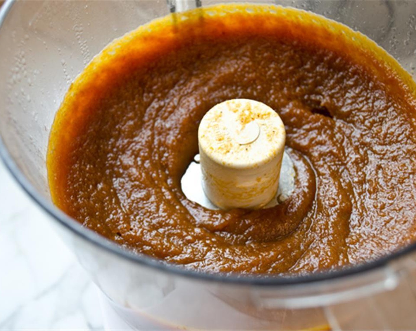 Schritt 6 Die Kürbis-Mischung in eine grosse Küchenmaschine geben und für 1 Minute fein pürieren.