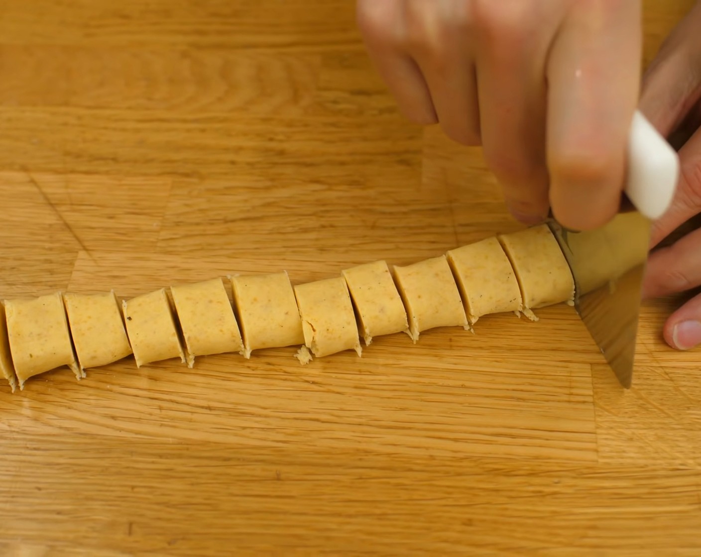 Schritt 6 Die Teigstränge nach und nach aus dem Kühlschrank nehmen und in 1-1.5 cm breite Stücke schneiden.