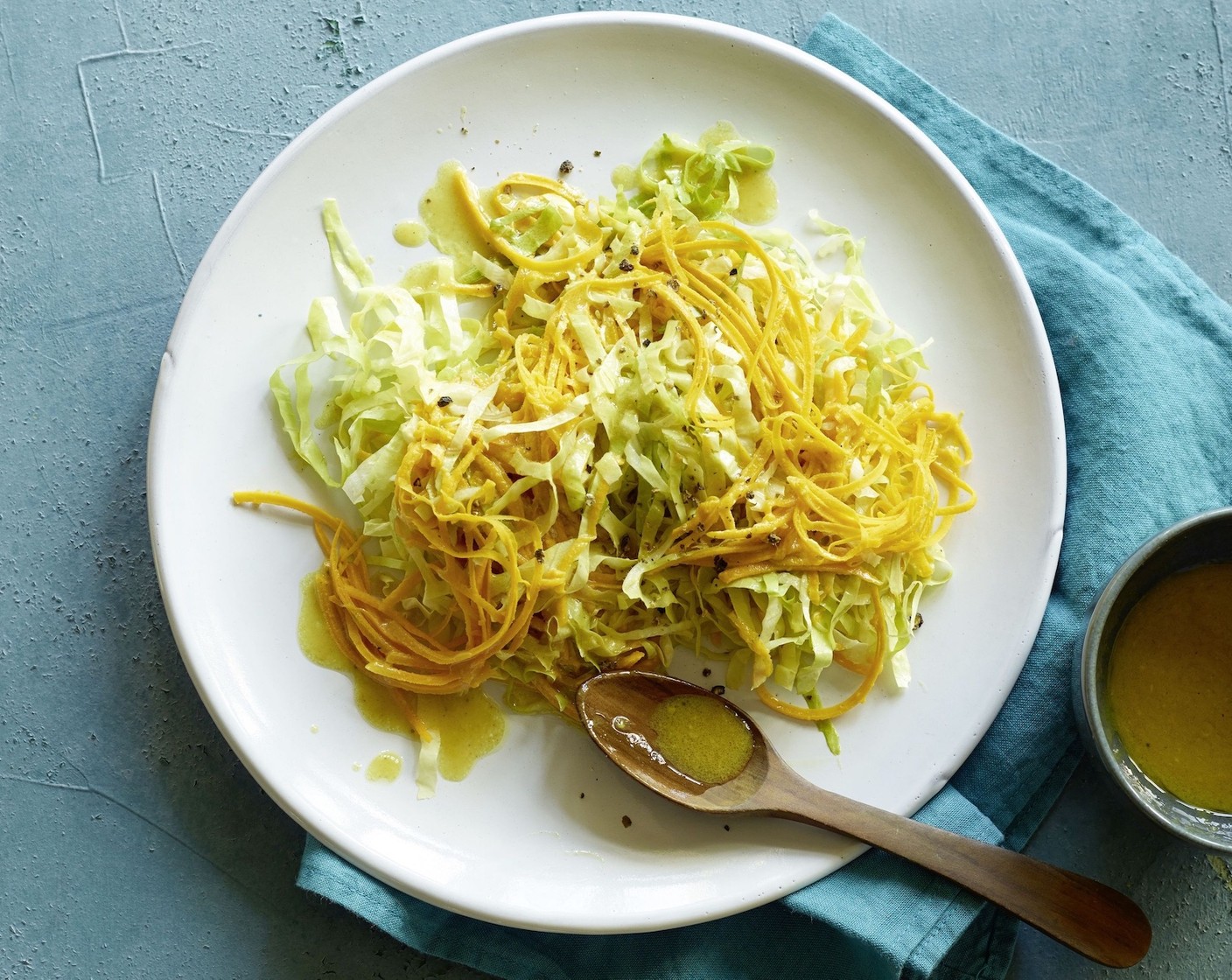 Schritt 2 Zuckerhutsalat mit Salz (wenig) und Pfeffer (wenig) abschmecken. Sofort servieren.