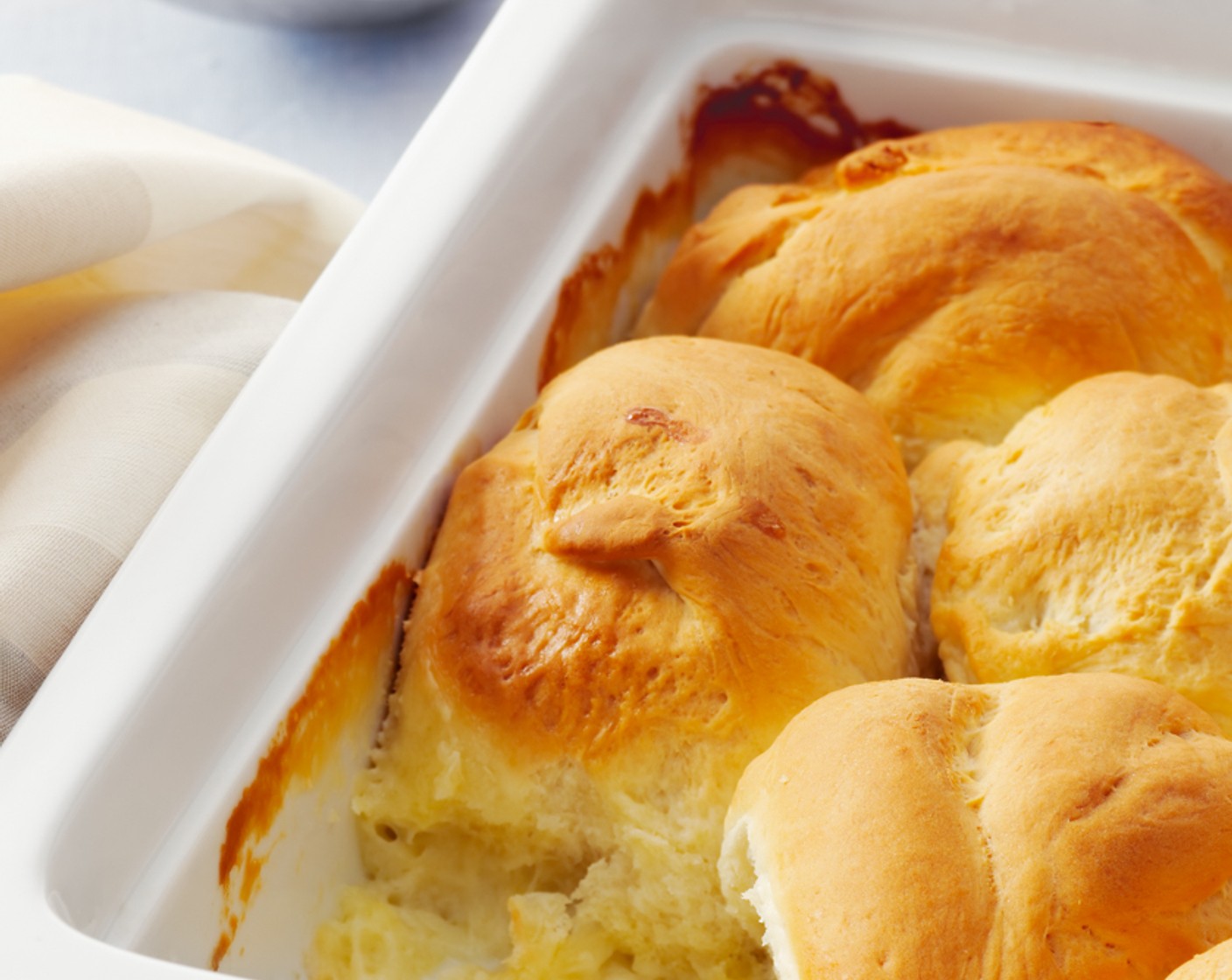 Schritt 11 Die Dampfnudeln lauwarm geniessen und nach Belieben mit Vanillesauce servieren.