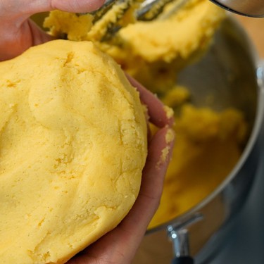 Grundrezept Butterteig: Mailänderli-, Mürbe,- und Zuckerteig Rezept | V-Kitchen
