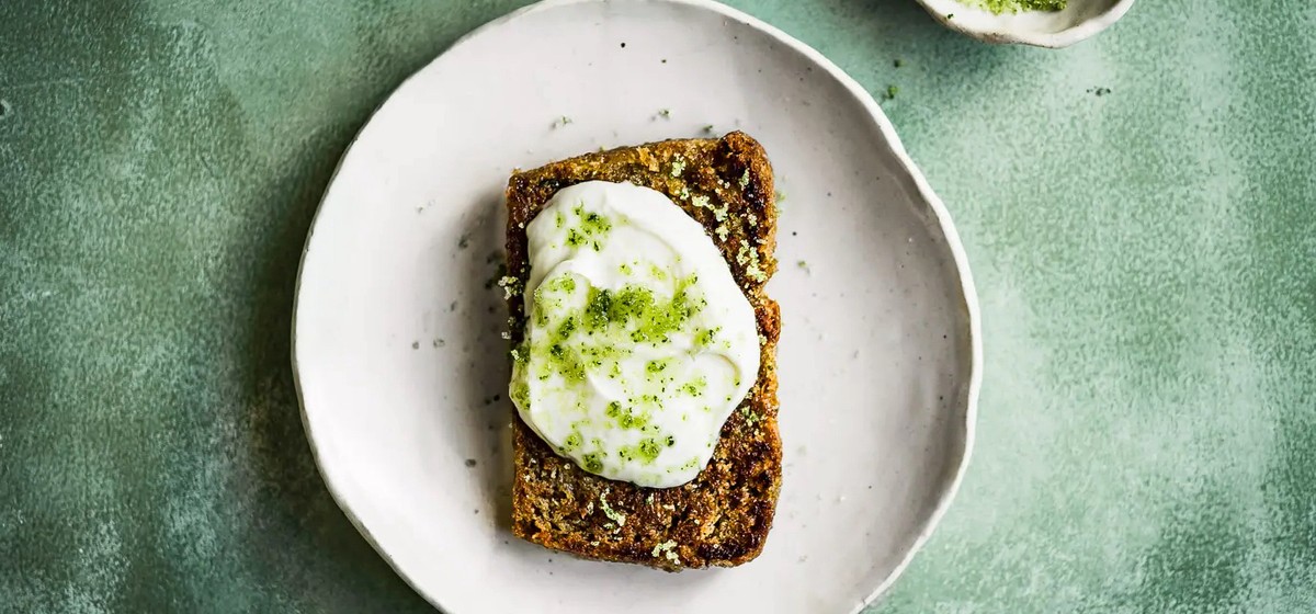 Zucchini-Brot mit Crème Fraîche und Basilikum-Zucker Zucchini-Brot mit Crème Fraîche und Basilikum-Zucker