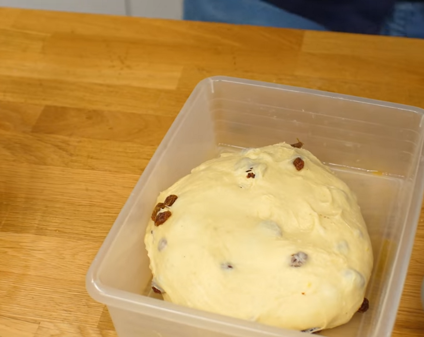 Schritt 6 Anschliessend den Teig in ein leicht gefettetes Becken legen, mit einem Teigtuch (Gärfolie) zudecken und für 2 Stunden bei Raumtemperatur gären lassen.