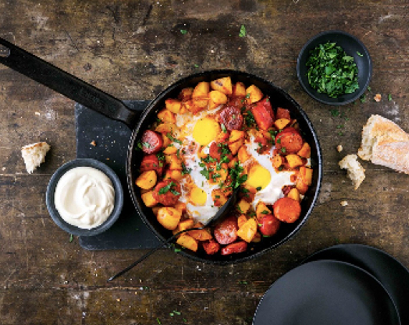 Schritt 4 Zum Anrichten die Huevos Rancheros mit reichlich gehackter Petersilie (1/2 Bd.) bestreuen. Mit getoastetem Brot (4 Scheiben) und Sauerrahm (150 g) servieren.