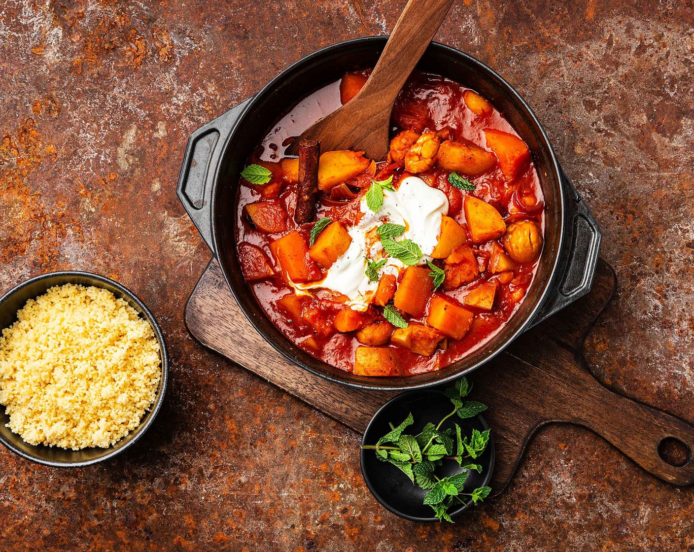 Schritt 5 Zubereitung Couscous : Während der Eintopf kocht, den Couscous (240 g) in eine Schüssel geben. Wasser (400 ml) mit Salz (1/2 TL) aufkochen und über den Couscous giessen. Zugedeckt ca. 5 Minuten quellen lassen. Mit einer Gabel lockern, Rapsöl (1 EL) unterheben, mit Pfeffer (wenig) würzen. Bis zum Servieren warmhalten.