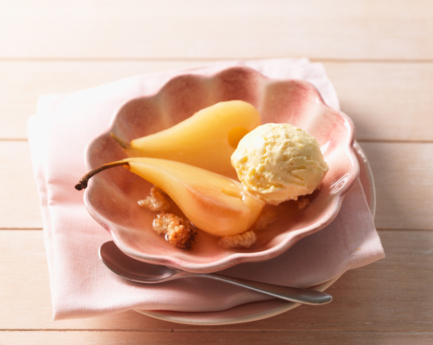 Mandelglace mit Birnen und Schokoladenstreuseln