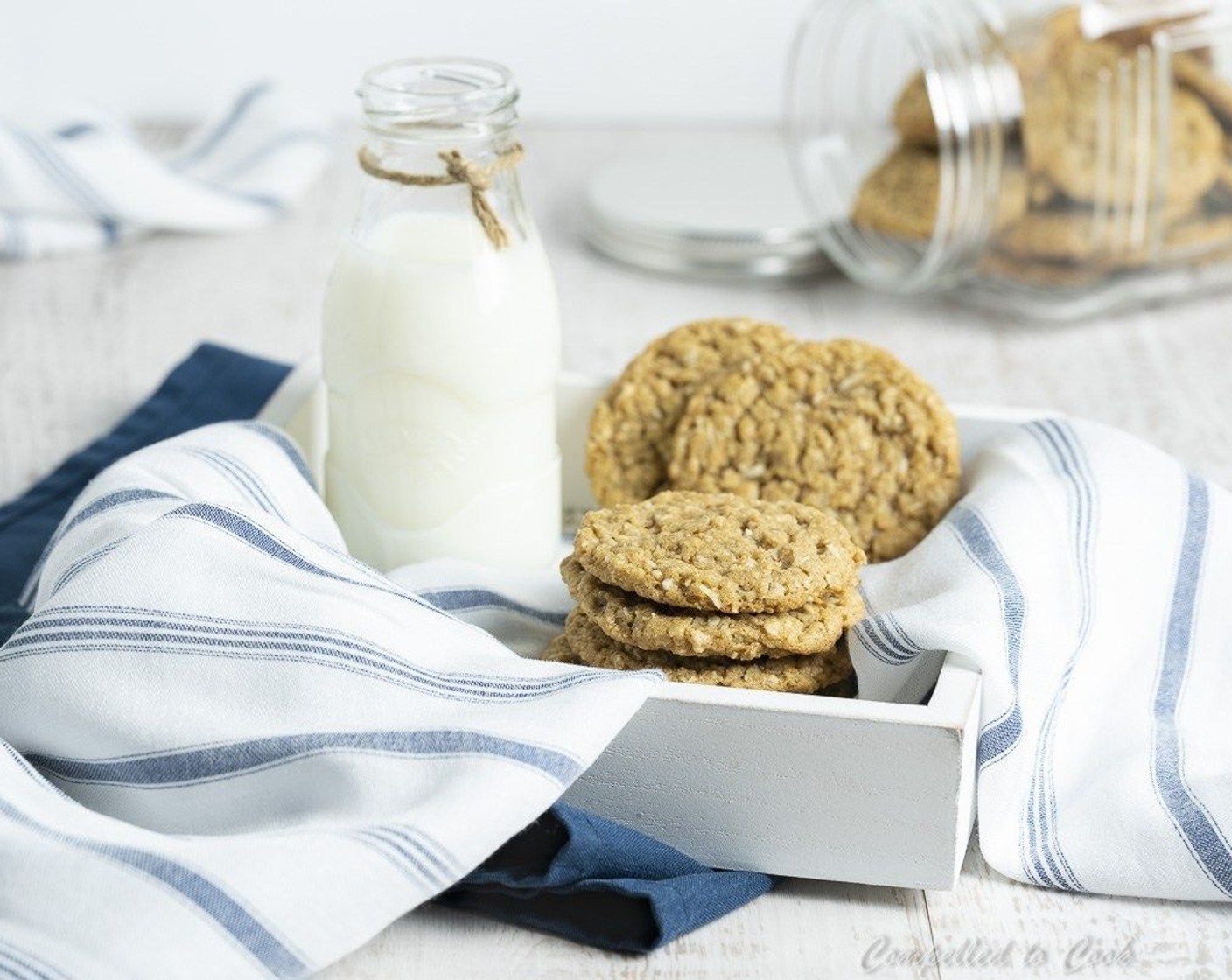 Schritt 8 Aus dem Ofen nehmen und die Kekse 2–3 Minuten auf dem Blech abkühlen lassen, bevor sie zum vollständigen Abkühlen auf ein Kuchengitter gelegt werden.