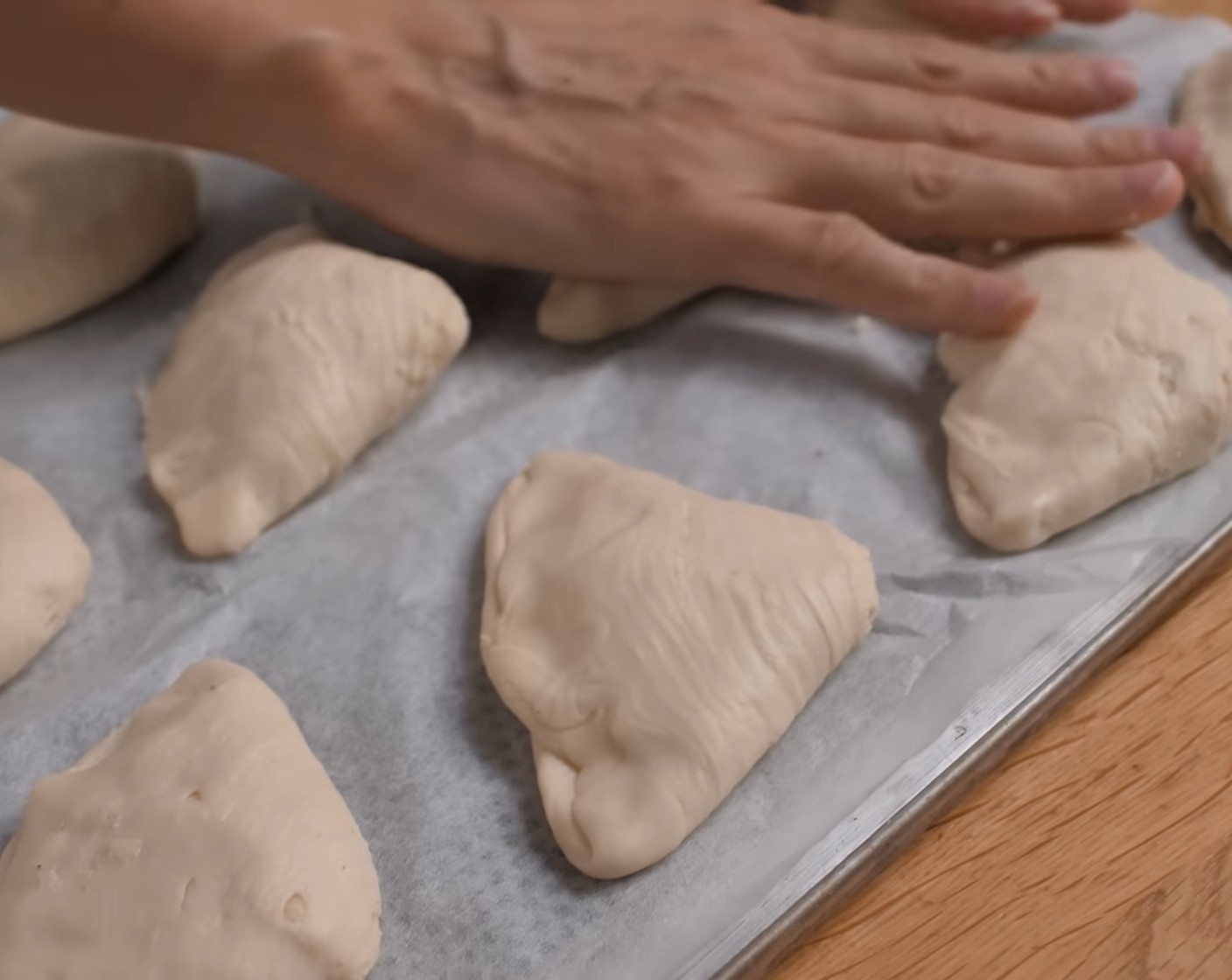 Schritt 17 Die gefüllten Sfogliatelle in die Mitte des vorgeheizten Ofens schieben und etwa 20-25 Minuten goldgelb backen.