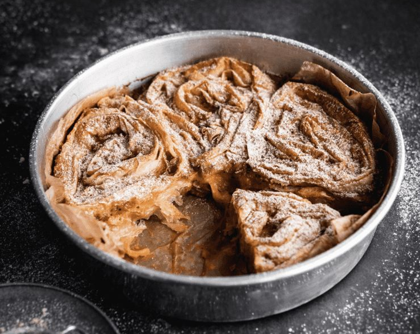 Schritt 8 15 Minuten abkühlen lassen, dann aus der Form heben und mit Puderzucker (1 EL) und 1 Teelöffel Zimt bestreut servieren. Am besten warm verzehren, aber Reste halten sich im Kühlschrank bis zu 3 Tage.