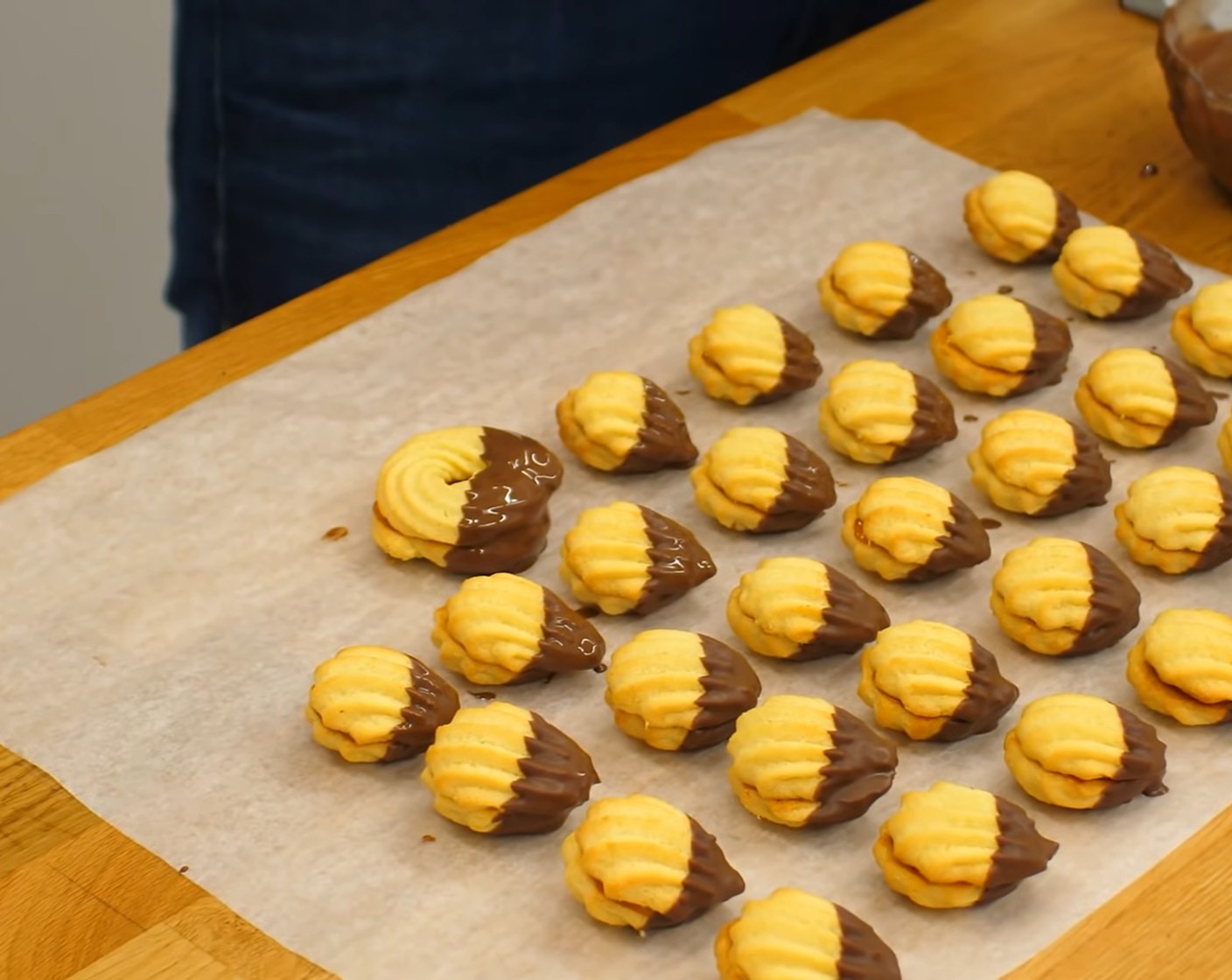 Schritt 14 Anschliessend die Kekse auf ein Backpapier absetzen und die Kuvertüre anziehen lassen.