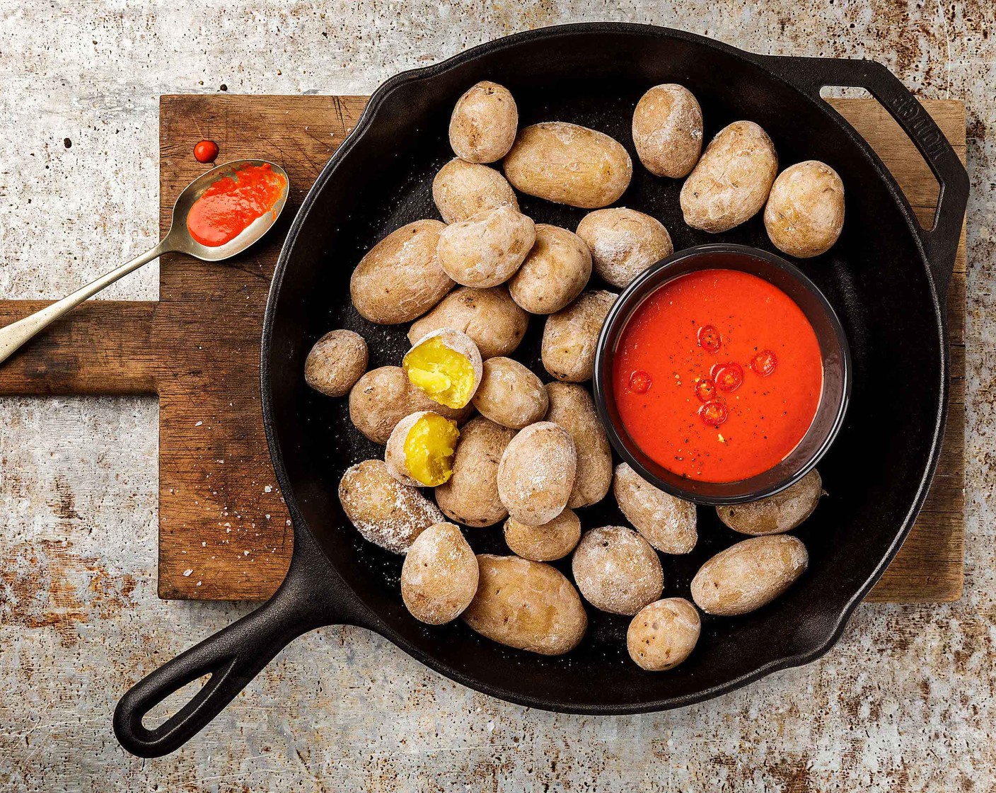 Schritt 3 Für die Sauce Paprika im Glas (200 g), Rapsöl (2 Esslöffel), Essig (1 EL), Knoblauch (1 Zehe), Chili (1), Paprika (1 TL) und Kreuzkümmel (1/4 TL) in einen Mixer geben und grob pürieren. Die Sauce mit Salz (wenig) abschmecken und mit den Kartoffeln servieren.