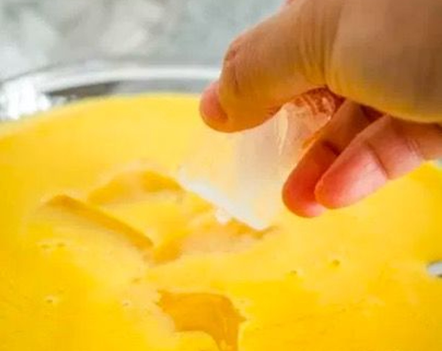 Schritt 5 Eiswürfel (wenig) hinzufügen und die Mangopuddingmischung weiterrühren, bis das Eis vollständig geschmolzen ist.