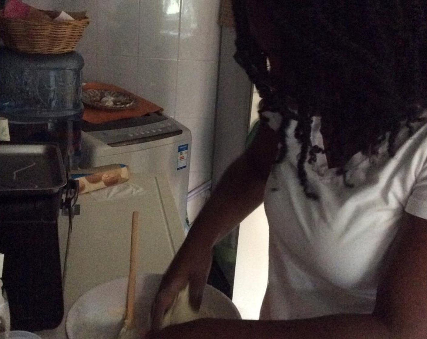 Schritt 8 Teig so lange kneten, bis er sich nicht mehr klebrig anfühlt. Bei Bedarf etwas mehr Mehl zum Teig hinzugeben. Etwas Olivenöl (wenig) auf den Händen hilft ebenfalls geben das Kleben.