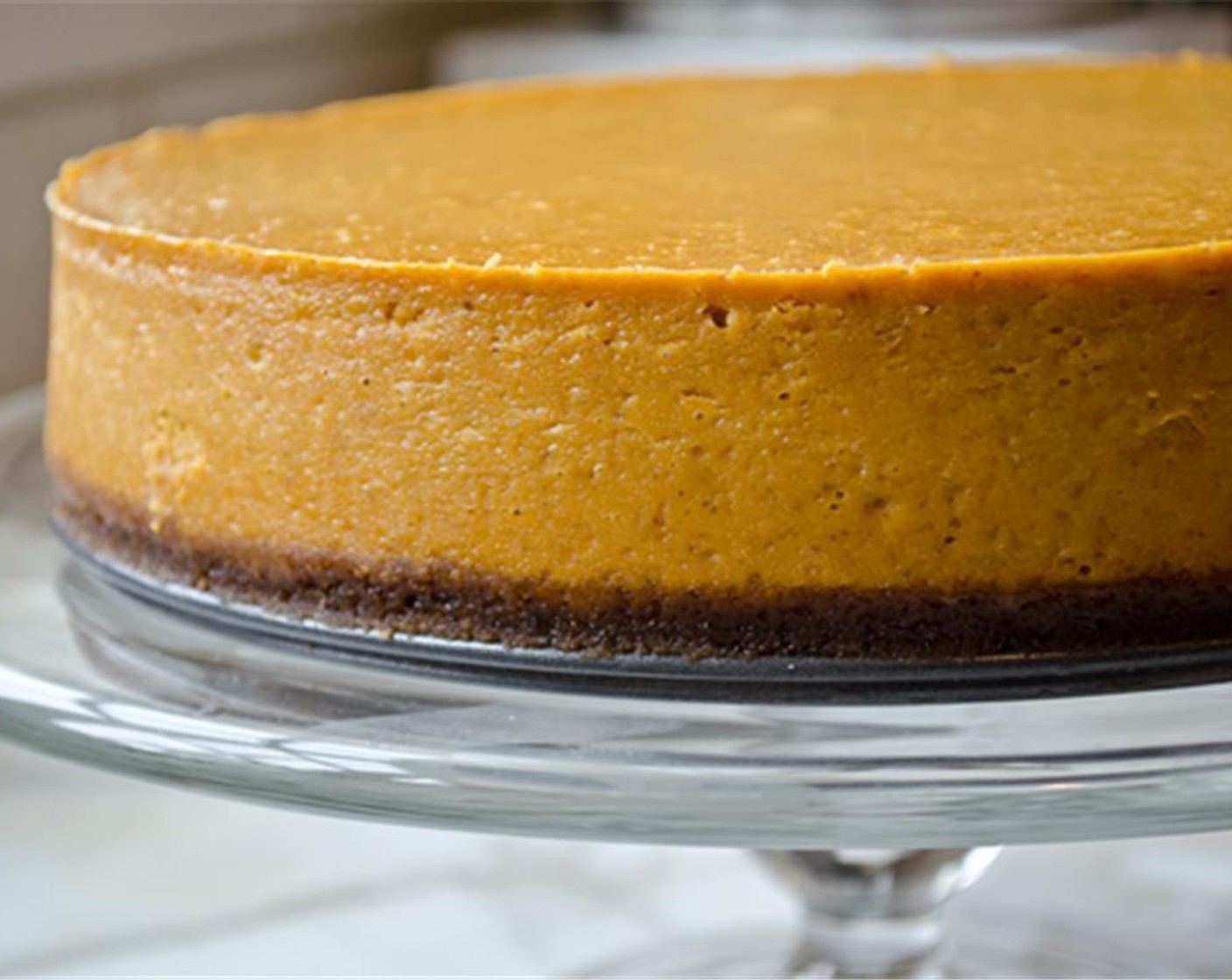 Schritt 16 Zum Servieren die Springform entfernen und den Käsekuchen auf eine Servierplatte gleiten lassen (oder auf dem Boden der Form lassen). Den Käsekuchen etwa 30 Minuten bei Zimmertemperatur stehen lassen.