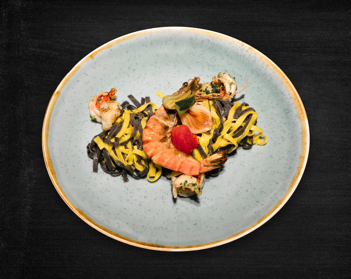 Crevetten mit zweifarbigen Nudeln