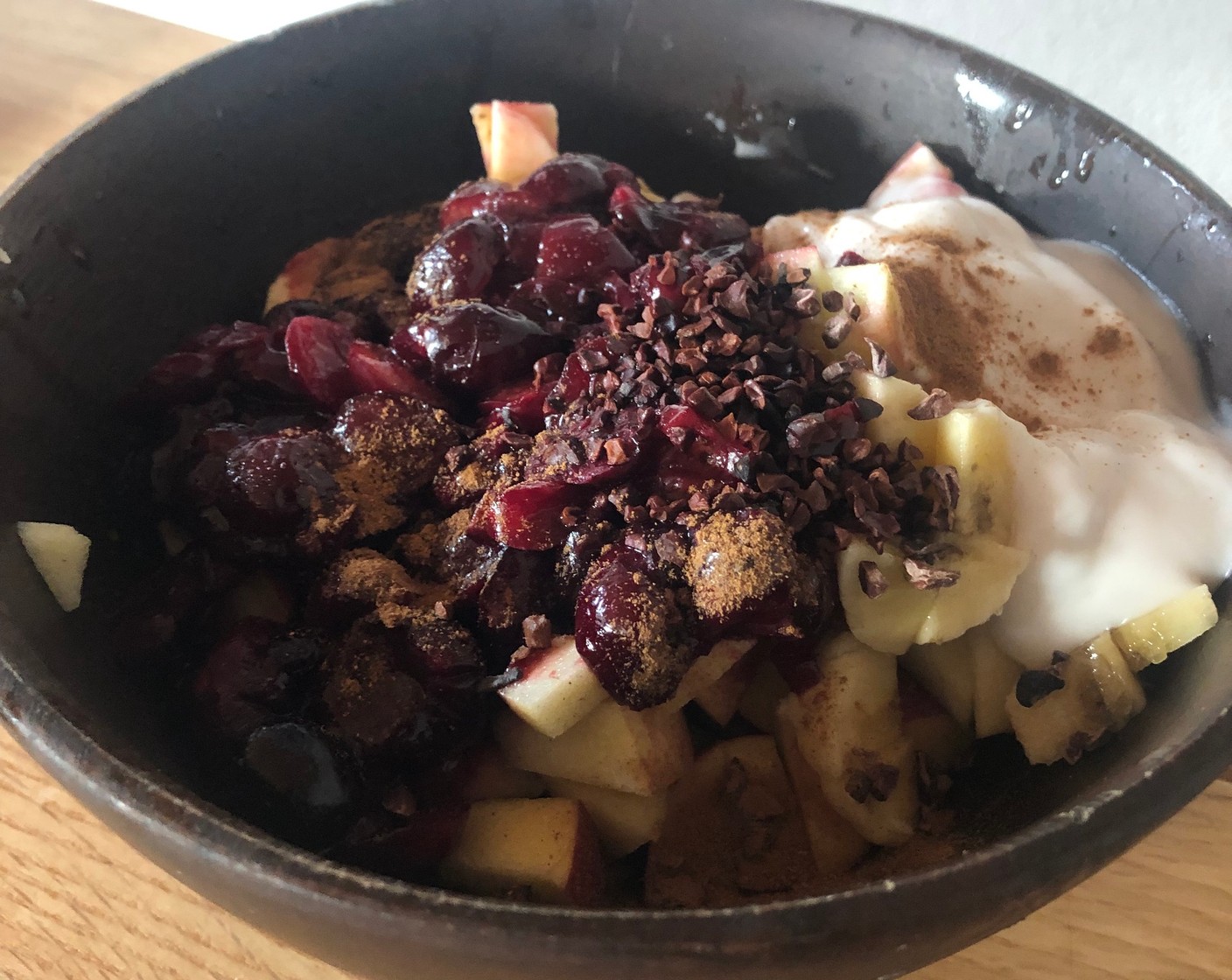 Schritt 2 Unterdessen Banane (1) in Scheiben schneiden. Joghurt (100 g) in eine kleine Müslischale geben. Die Banane und Beeren dazu geben. Mit Kakaonibs (1 EL) und Zimt (1/2 TL) toppen und für etwas mehr Süsse den Honig (1 EL) darüber träufeln und sofort geniessen.