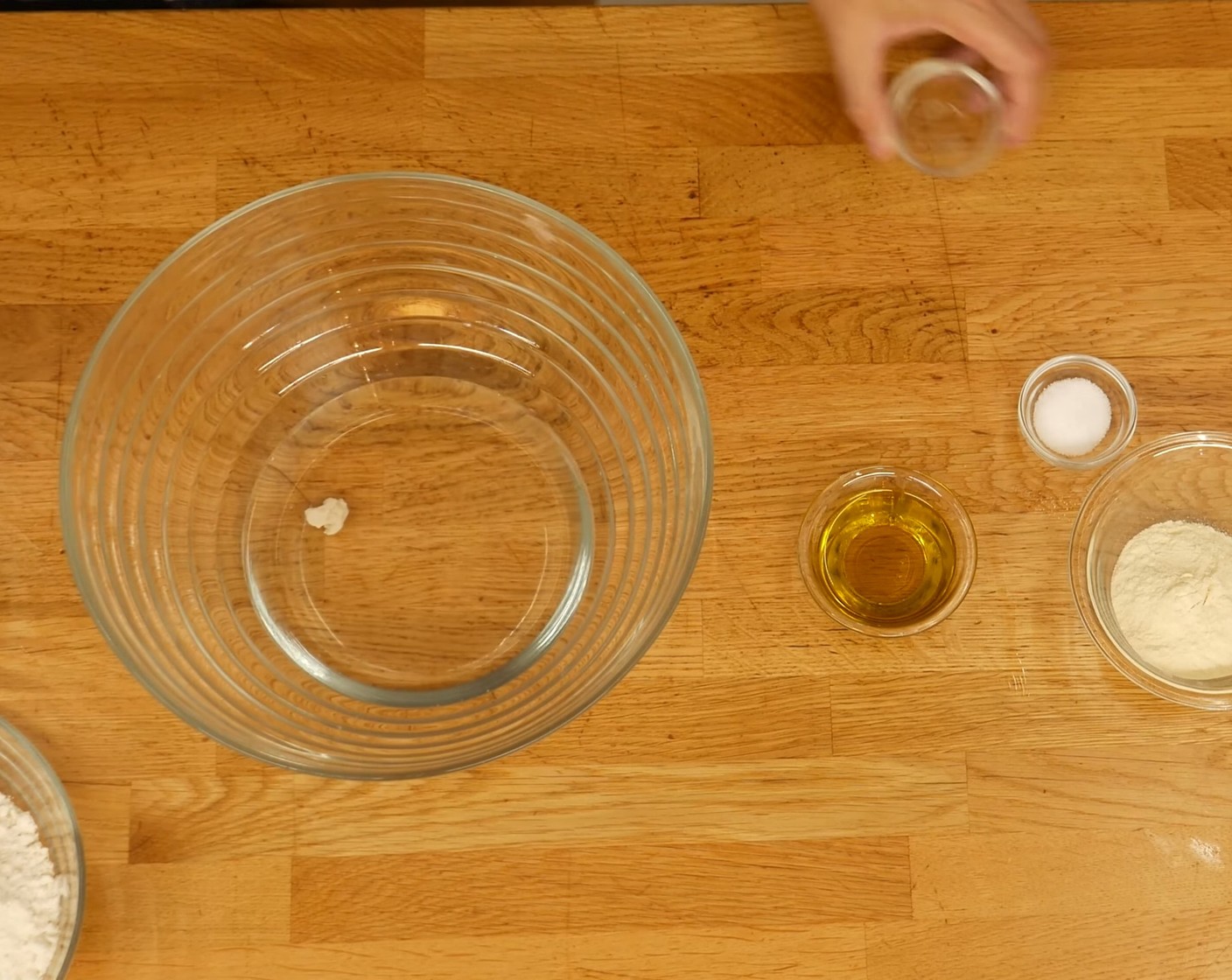 Schritt 1 Etwa die Hälfte des Wasser (380 g) in eine Schüssel geben und die Hefe (1 g) darin auflösen.