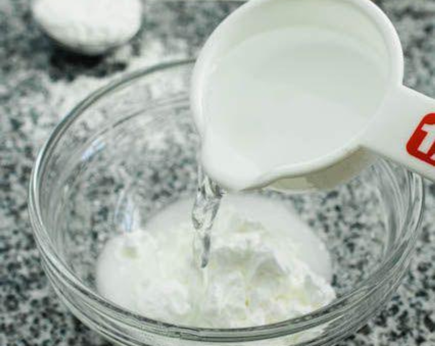 Schritt 1 Speisestärke (3 Esslöffel) mit Wasser (120 ml) mischen. Gut umrühren, um alle Maisstärkeklumpen aufzulösen.